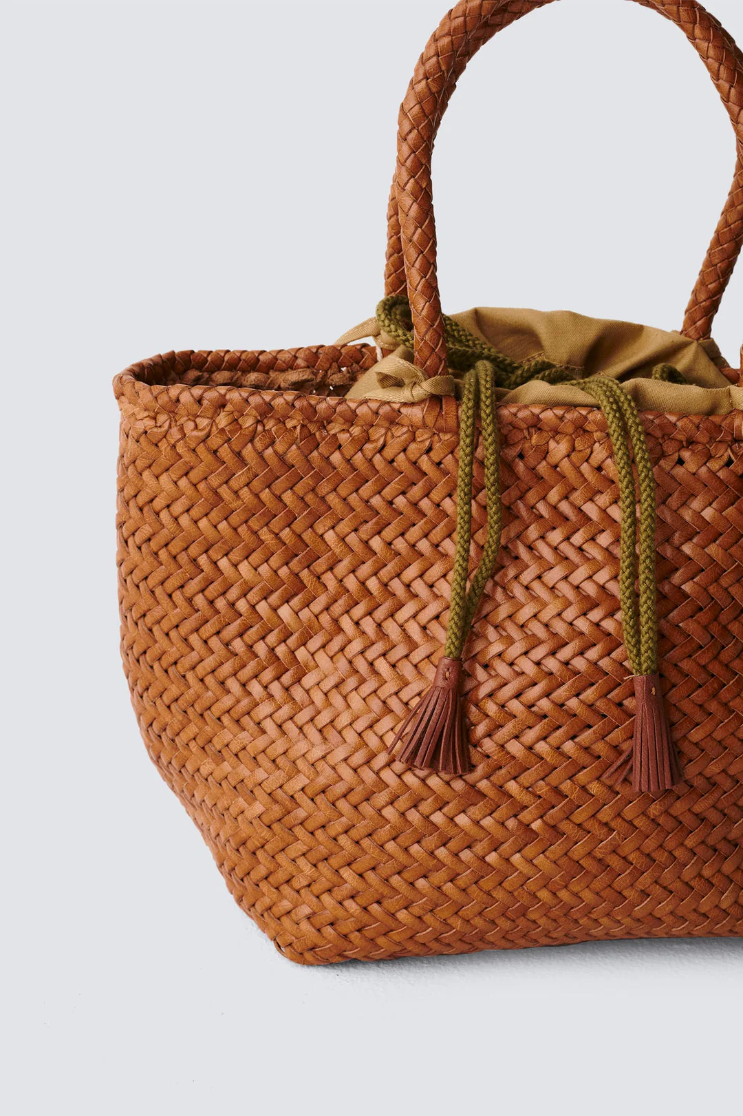 Shoulder Bag Grace Basket Sma Tan-Black-Edges - Image 4