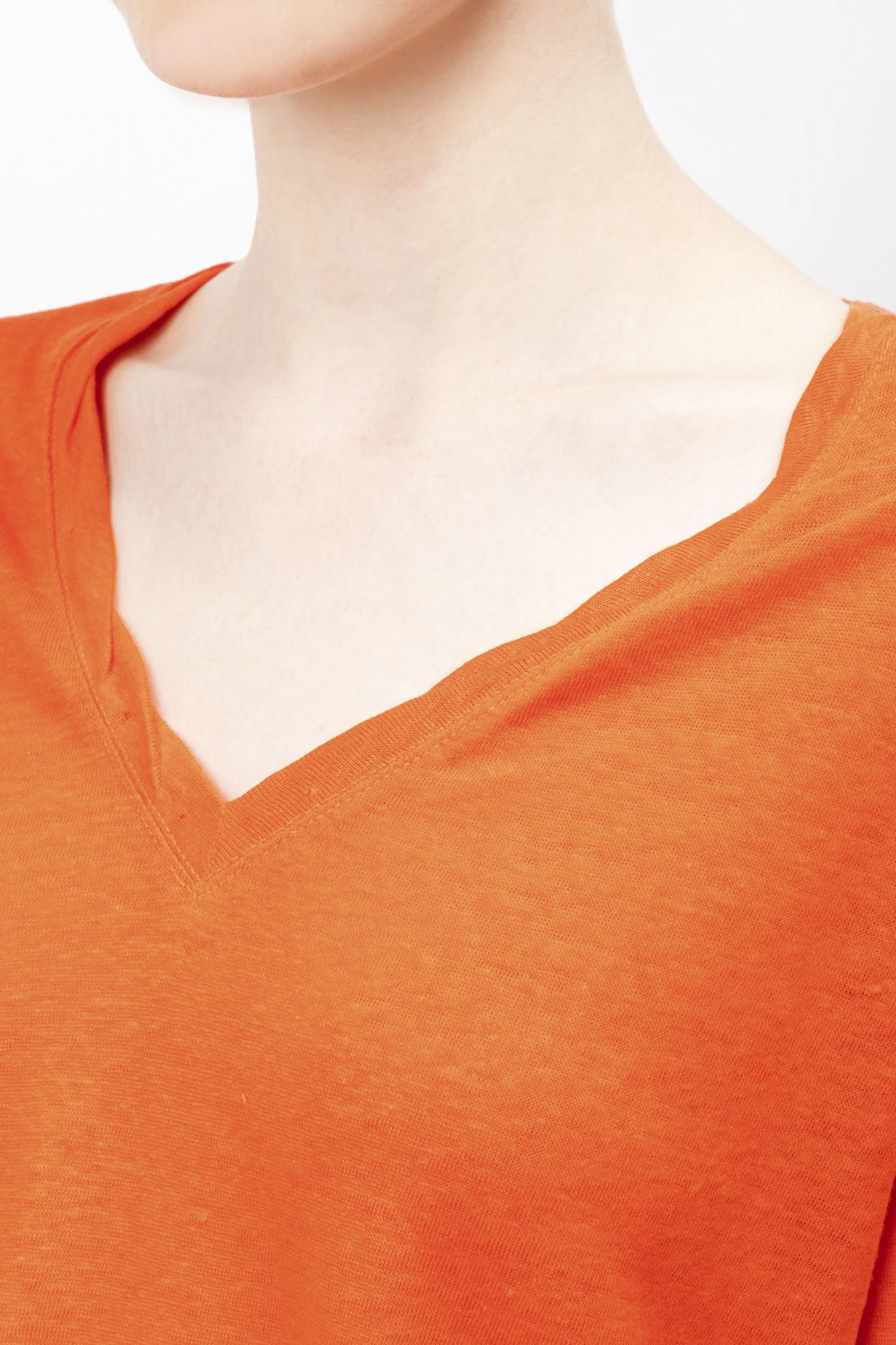 V-neck Linen T-shirt - Image 4